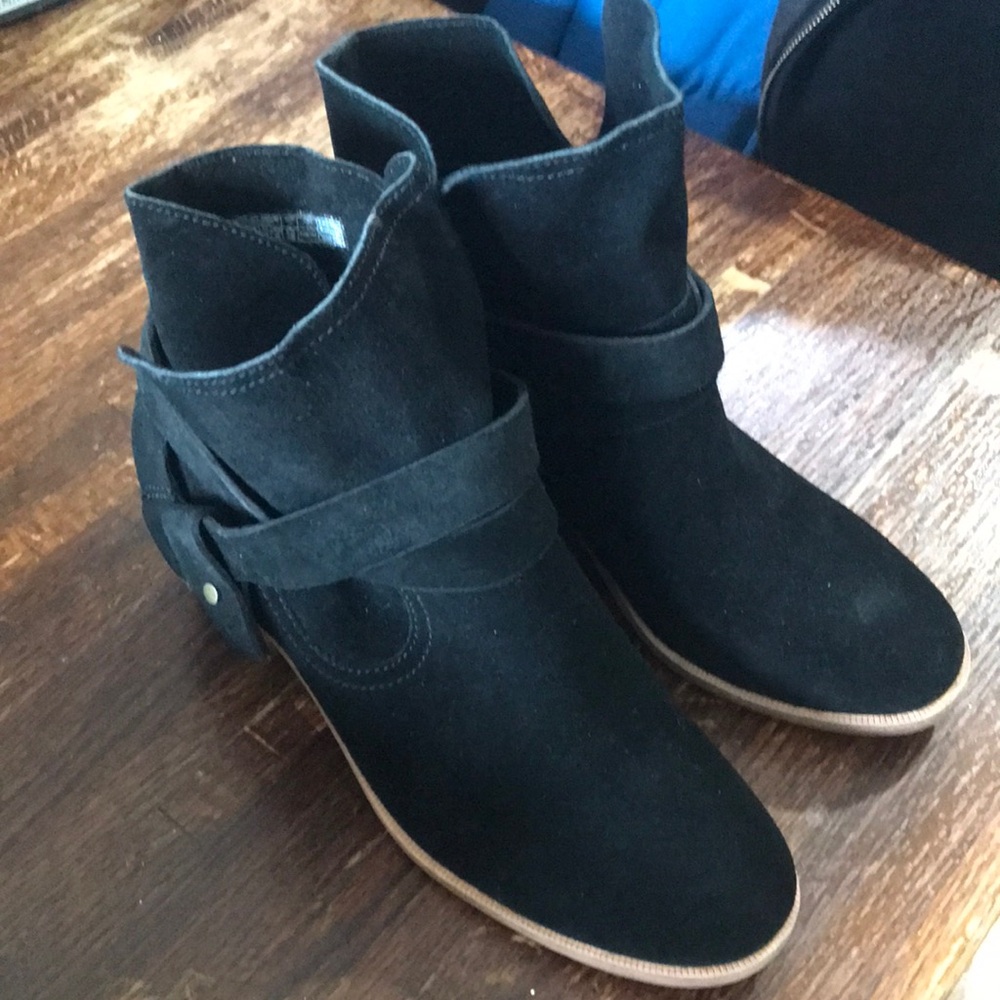 UGG Women’s Elora Black Suede Ankle Boots